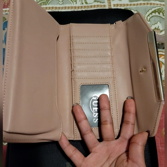 ❌️SOLD 🟣2/$40 - NWT GUESS PHONE WALLET / WRISTLET - Picture 2 of 4